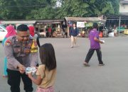 Personil Polsek Cibeber Polres Cilegon Bagikan Takjil Gratis Kepada Masyarakat.