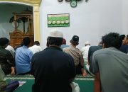 Pererat Silaturahmi Polsek Jawilan Sholat Tarawih Bersama Warga