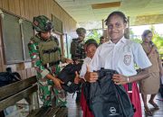 Pacu Semangat Pendidikan Anak Papua, Satgas Yonif 503 Kostrad Bagikan Paket Tas Sekolah