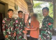 Warga Desa Tabur Lestari Serahkan Senjata Api Rakitan Kepada Satgas Pamtas Yonarmed 11 Kostrad