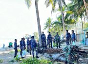 Sambut HUT Ke-80, TNI di Aru Lakukan Karya Bakti Bersih Pantai