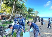 Sambut HUT Ke-80, TNI di Aru Lakukan Karya Bakti Bersih Pantai