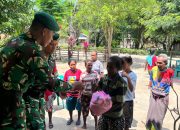 Satgas Pamtas Yonarmed 12 Kostrad Bagikan Sembako dan Buku Tulis untuk Warga Perbatasan Malaka